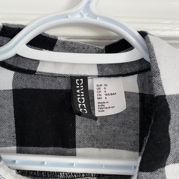 3/$30 ✨ H&M | Long Checkered Button-Up - Picture 2 of 4